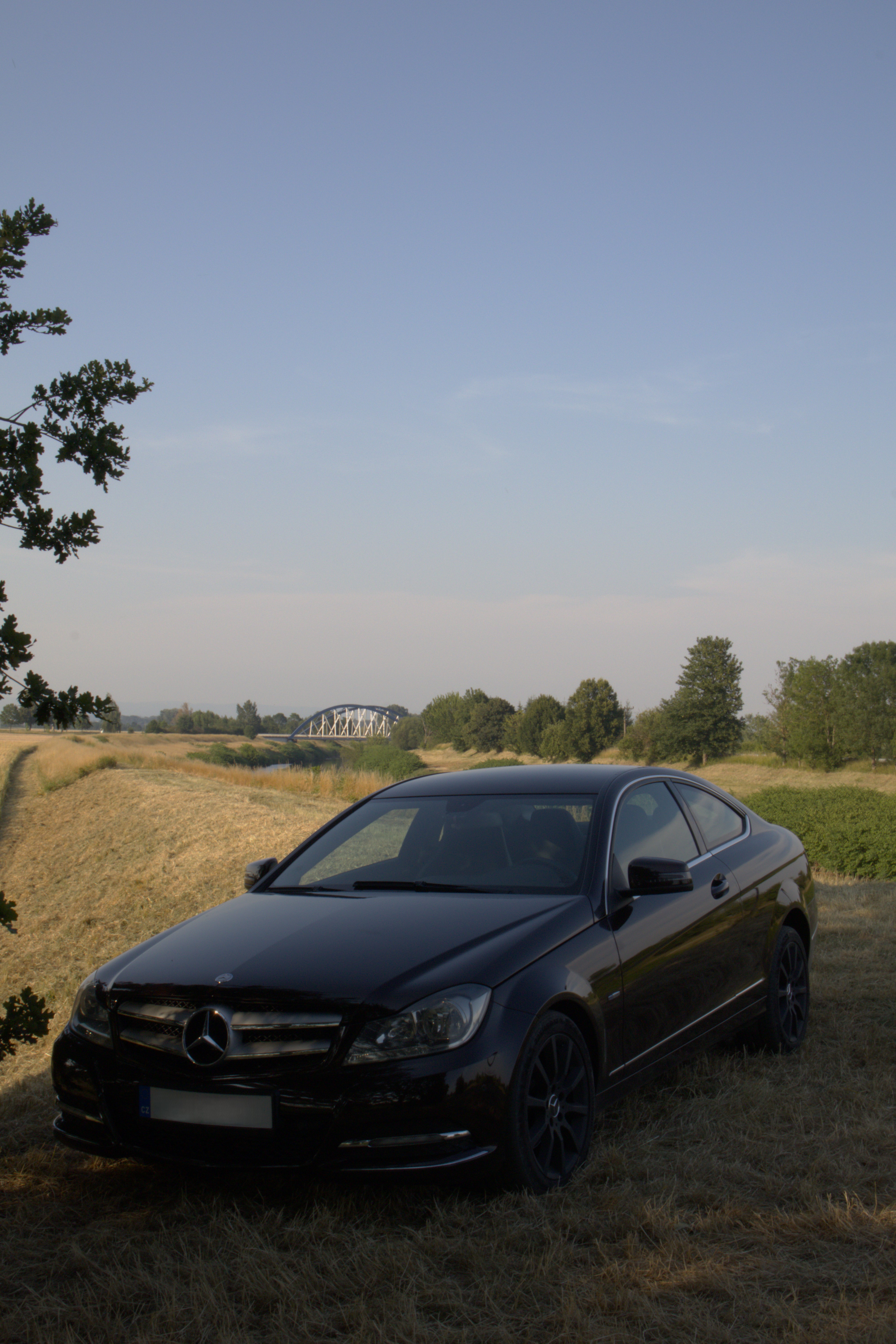 Mercedes-Benz fotografovaný v přírodní krajině
