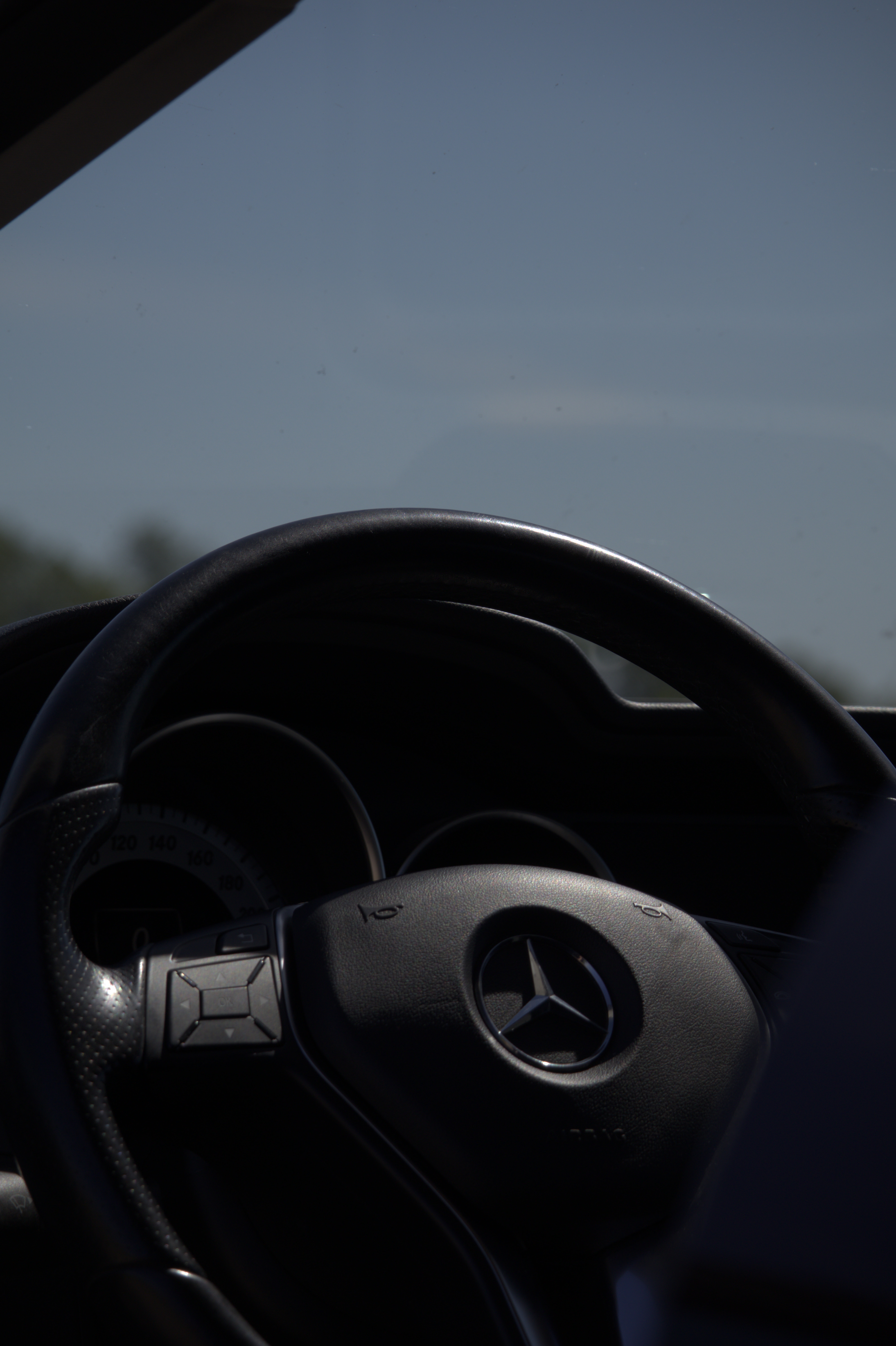 Detail volantu a interiéru Mercedes-Benz